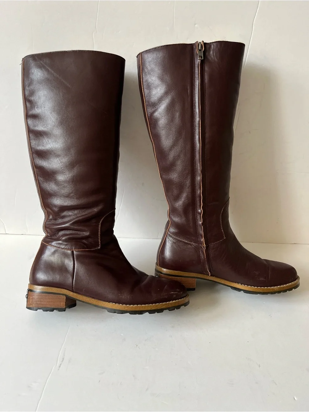 Ugg Classic Tall Brown Leather sheepskin lined shearling winter Boots size 6